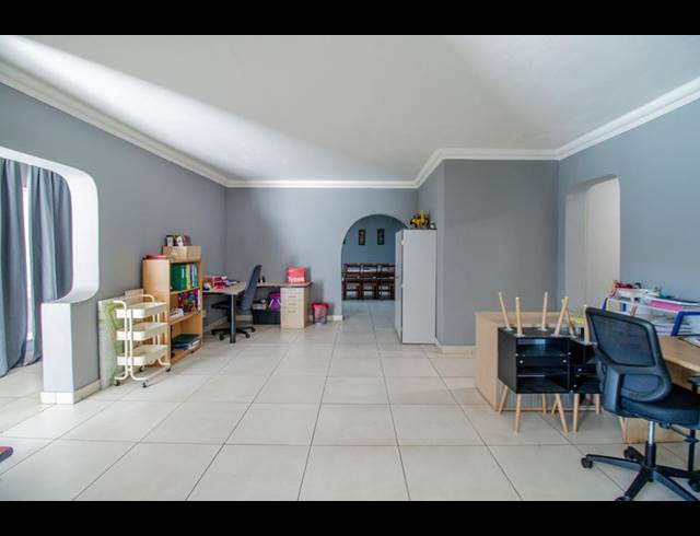 9 BEDROOM PROPERTY TO RENT IN VAN RIEBEECK PARK